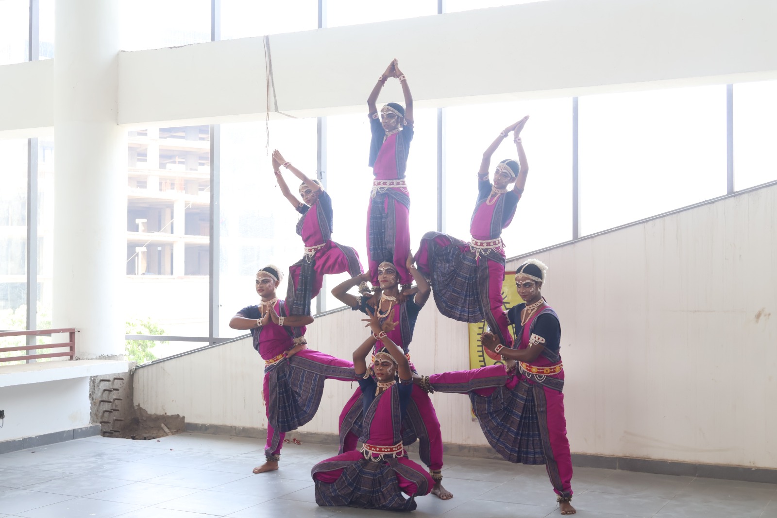 सिमेज कॉलेज में आयोजित हुआ उड़ीसा के प्रसिद्द ‘गोटी पुअ’ नृत्य का कार्यक्रम
